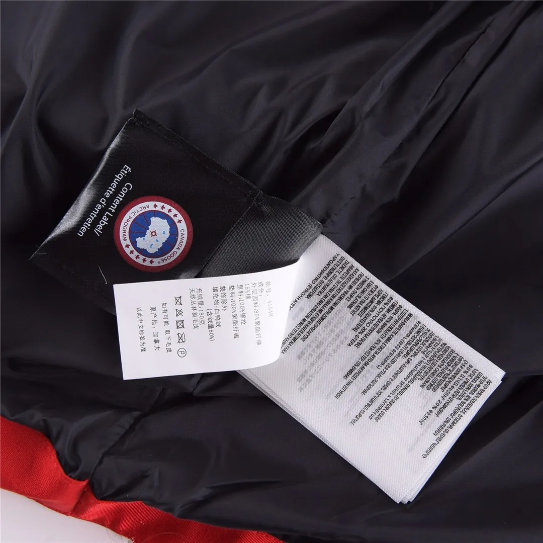 P320 Canada Goose Canada Goose #Freestyle Crew 4154M men's and women's vest down# ➖ Genuine synchronous anti-counterfeiting chip sensor! ➖ Imported Behringer embroidery machine to customize 10,000-needle embroidery logo! ➖ Imported 21-count polyester-cotton blended original fabric, using Feather-Light 10D waterproof coating fabric, made of 84.5% polyester fiber and 15.5% cotton, 100% the best feel in the entire network! ➖ The genuine official website uses the national standard 80 white duck down, and will never be misled by false claims such as 90 down or goose down! ➖ 100% nylon nylon lining with double double-layer sealing design to prevent velvet from running away. Top-grade polar fleece is used in the collar and pockets to keep warm and comfortable! ➖ Yoshida YKK provides original custom-made electroplated sliders. YKK two-way lockable zippers are tight and smooth and will not peel off paint! ➖ 3M composite original Velcro is durable, and all accessories and hardware are disassembled and customized!  SIZE: XS S M L XL XXL [Attached: Size chart]